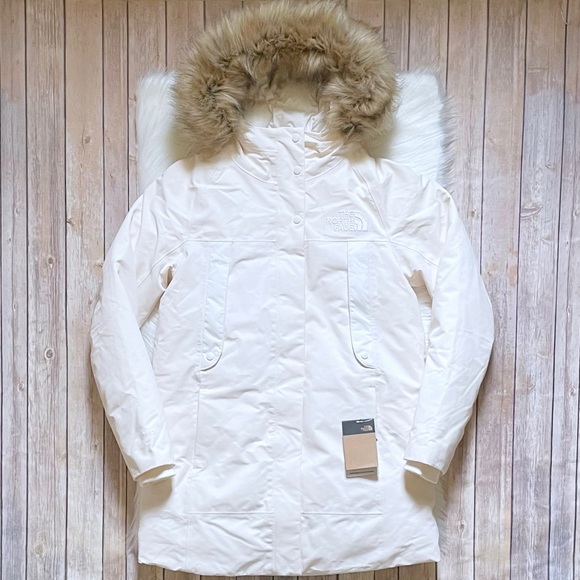 The North Face Women’s New Outerboroughs Parka - Picture 2 of 10